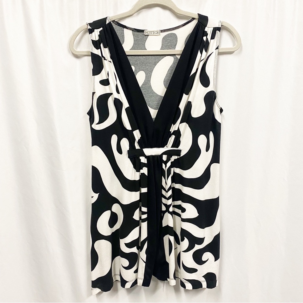 Notice Black & White Patterned V-neck Sleeveless Tunic